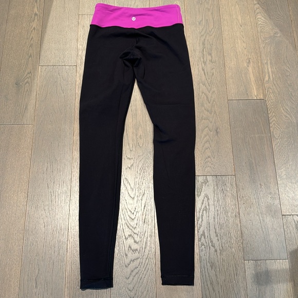 Lululemon Woman's Size 4 Black/Violet Reversible Wunder Under Pant *Full-On Luon - Picture 11 of 13